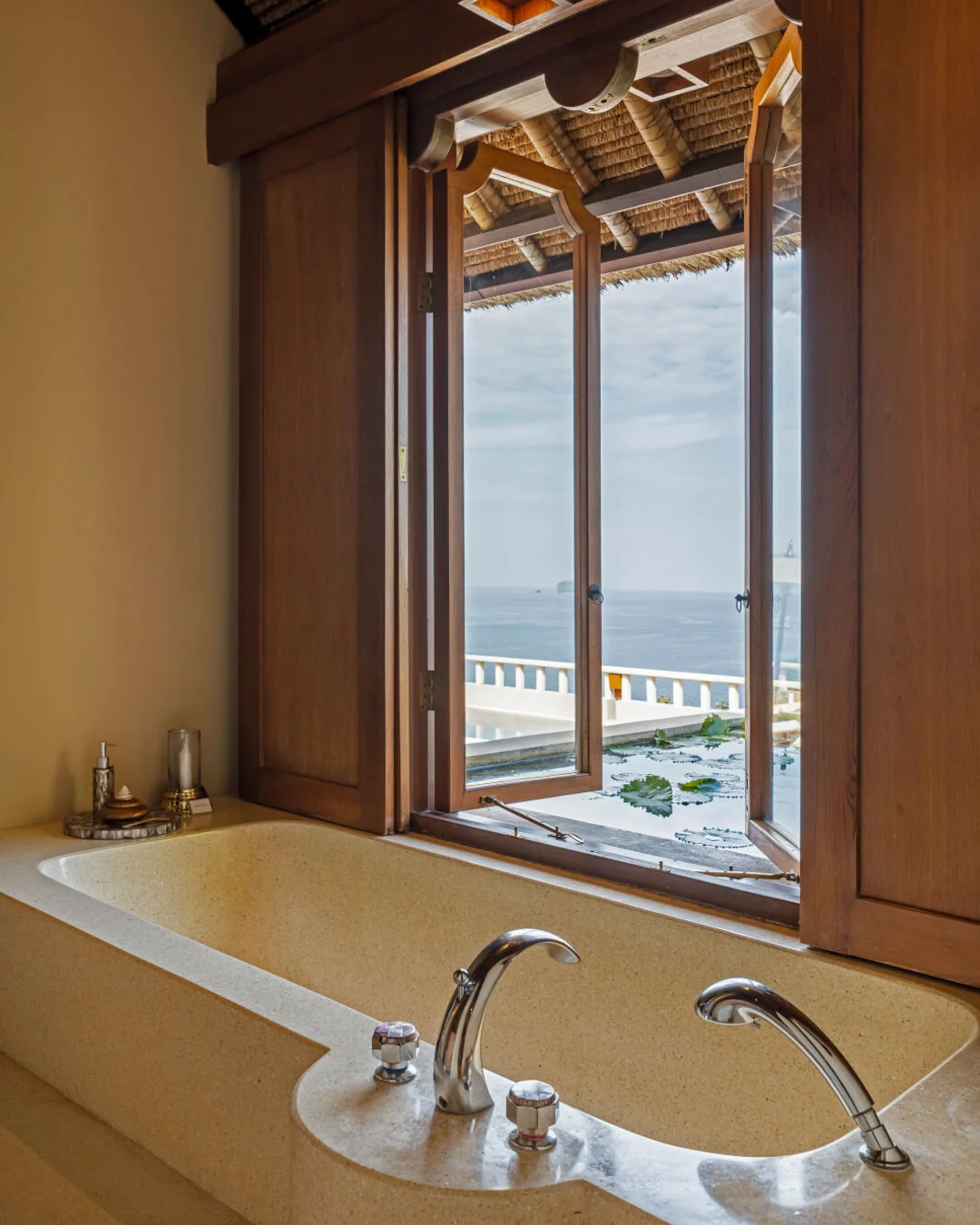 Amankila, bathroom or bath